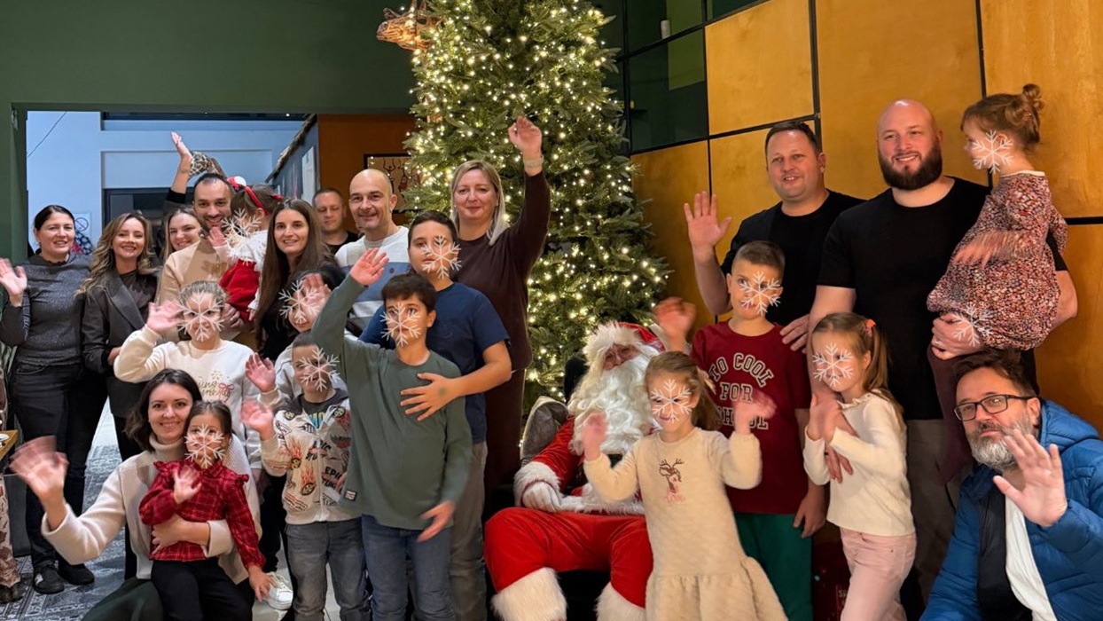 Alterset holiday gathering with families